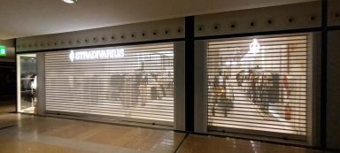 Cierre microperforado de aluminio para local comercial
